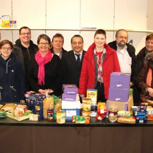 Die SPD-Delegation hat haltbare Lebensmittel mitgebracht, worüber sich die Tafel-Vorsitzende Hannelore Finkernagel (6. v.l.) und Beirat Peter Radl (r.) freuen.