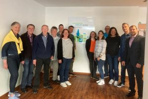 SPD-Mitglieder mit Dorthe Michel (vor dem Plakat rechts) im KreativHaus