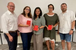 Am Ende der Mitgliederversammlung bekamen drei Parteigenossinnen noch ihre SPD-Mitgliedsausweise überreicht. (Foto v.l. Rouven Kötter, Michaela Schrötel, Bahareh Hübschmann, Tanja Haas, Andreas Scheunert).