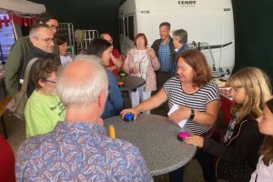 Simone Hahn-Wiltschek erklärt den Quiz-Beteiligten das Verfahren und die Anwendung der Buzzer
